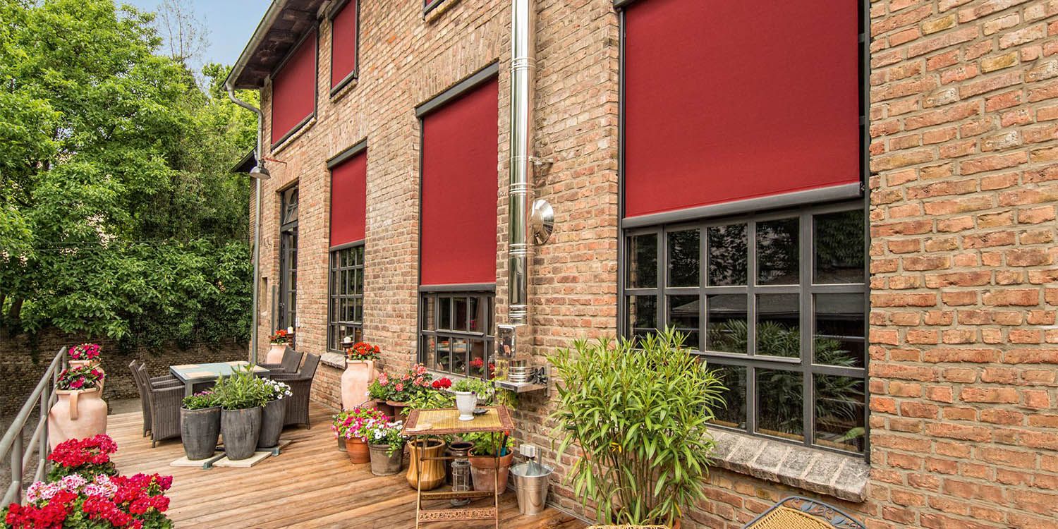 Hauswand mit Fenstermarkise von Profilbau.de