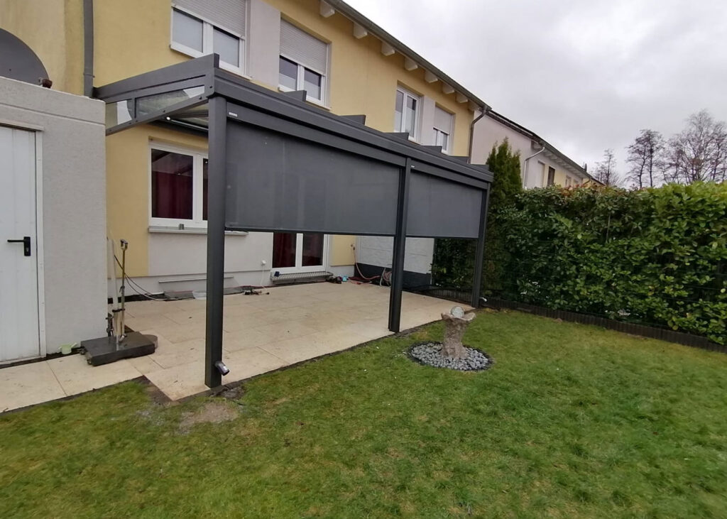 Terrassendach mit Vertikalmarkisen von Profilbau Scheil