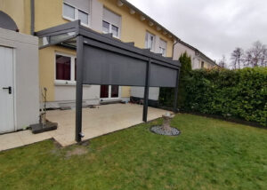 Terrassendach mit Vertikalmarkisen von Profilbau Scheil