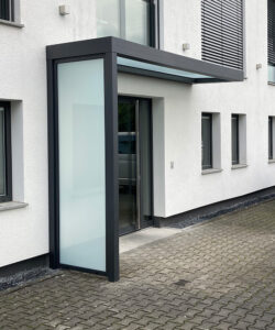 Haustür Vordach Platin mit Seitenteil von Profilbau Scheil
