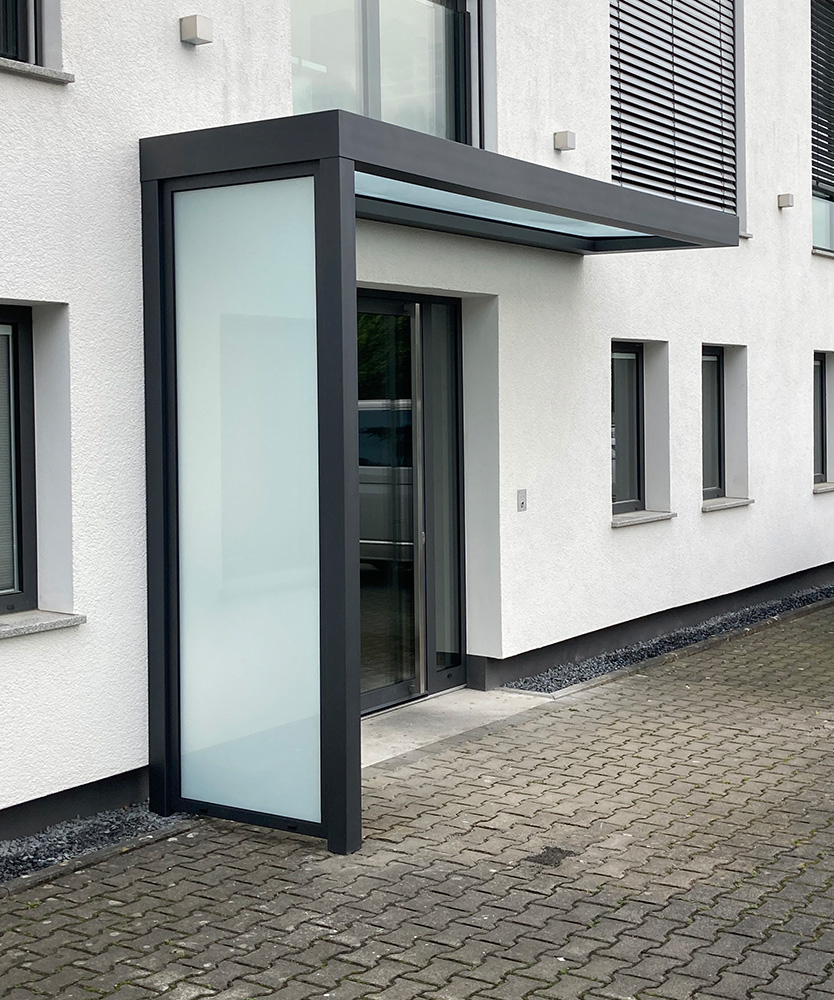 Haustür Vordach Platin mit Seitenteil von Profilbau Scheil