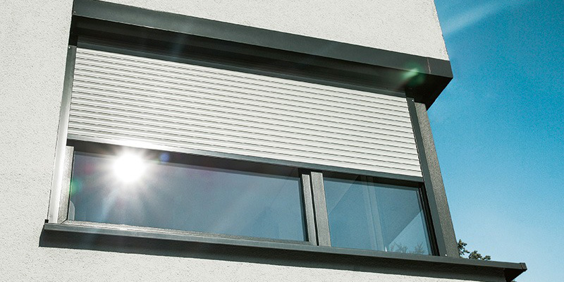 Fenster mit Vorbaurollladen schräg von unten. Bildrechte: ROMA