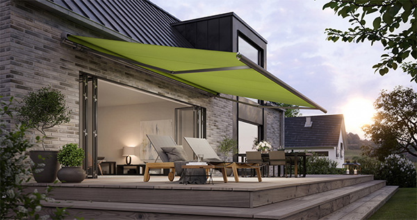 Einfamilienhaus mit Markise markilux 1600 am Abend ohne Beleuchtung