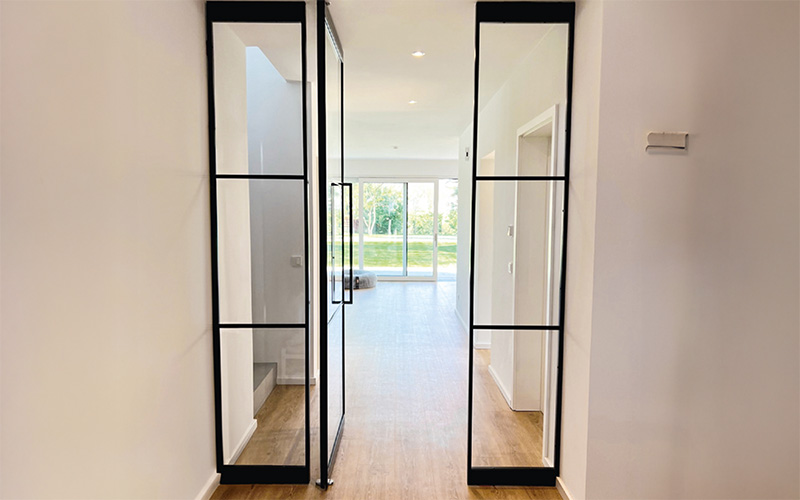 Erkelenz Stahl Lofttür Pivot Tür in einem Flur