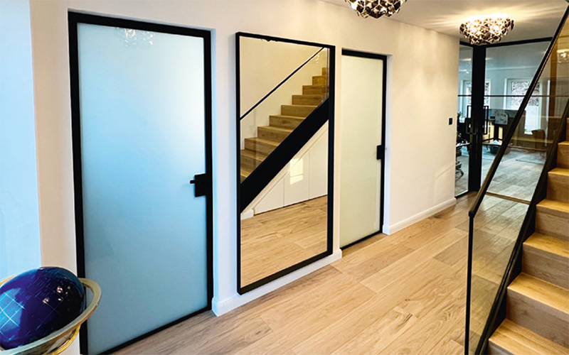 Spiegel mit Stahlrahmen in einem Flur