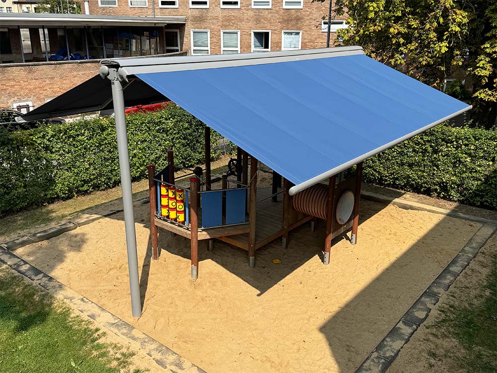 Außenbeschattung Spielplatz Kita mit freistehender Markilux Syncra in Blau