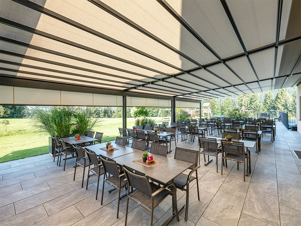 Außenbeschattung Restaurant mit MX Pergola Stretch - Profilbau Scheil