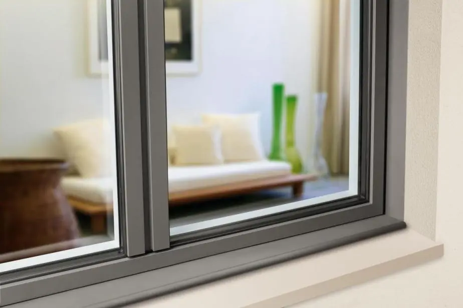 K-LINE Aluminium Fenster in grau in einer Detailaufnahme